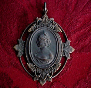 jewelry136queenvictoriapendant.jpg